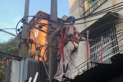 南縣供電公司搶修10KV九南線紅豆市場(chǎng)臺(tái)區(qū)低壓測(cè)B相出線燒斷