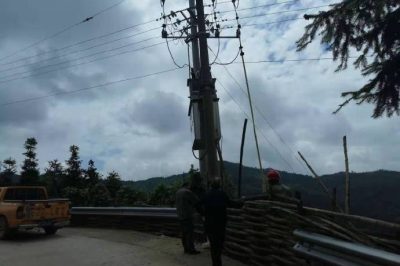 新邵供電公司潭府所組織人員進(jìn)行線路巡視，消除設(shè)備隱患