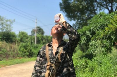 資陽區(qū)供電公司進(jìn)行迎豐橋2#臺區(qū)B01#至B07#桿、A01#桿至A09#桿放緊線并連頭施工