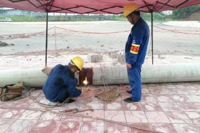 資陽供電公司奔忙在各個工程施工現(xiàn)場，上可以電桿架線，下可以做拉線