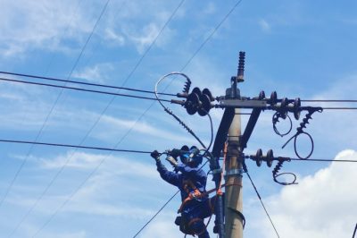 供電公司鹽邊公司開展新建線路鐵塔組立、架空線路改接電纜等工作