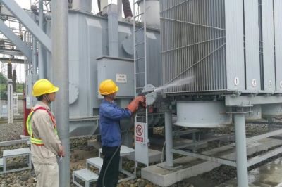 國網天府新區(qū)供電公司：220kV長順變電站1號主變強油循環(huán)散熱器進行帶電水沖洗