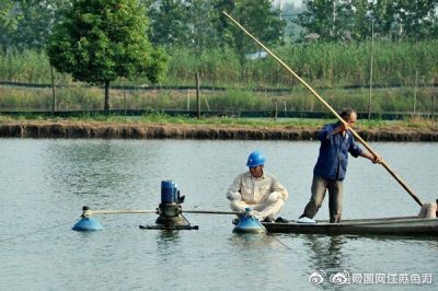 前鋒鎮(zhèn)供電所帶工具到養(yǎng)殖戶家?guī)椭渑懦龣C(jī)器故障，受到養(yǎng)殖戶的感謝