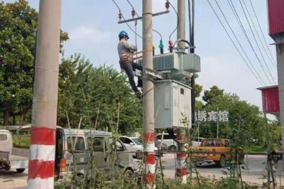 淮安淮陰營北供電所組織人員進(jìn)行變壓器調(diào)檔工作，確保用戶在炎炎夏日當(dāng)中用上放心電、舒心電