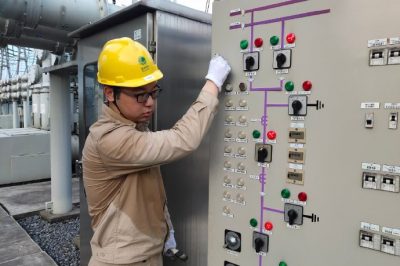 常州運(yùn)維站武南變電運(yùn)維班值班員在500千伏晉陵變開(kāi)展箱體清掃工作