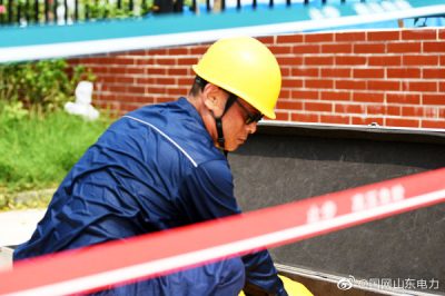 國(guó)網(wǎng)濟(jì)南市濟(jì)陽(yáng)區(qū)供電公司員工一身汗衣 換得一線(xiàn)清涼