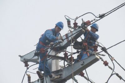 10千伏線路遷改，新立鋼管塔2基，架設(shè)絕緣導(dǎo)線300米，敷設(shè)過(guò)路高壓電纜160米