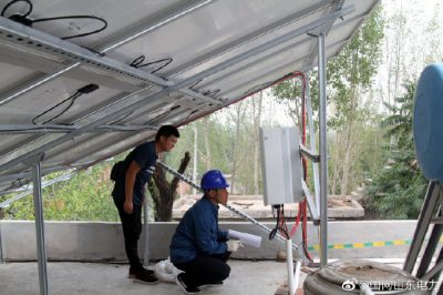 電力小哥們定期對光伏用戶上門走訪，保障光伏發(fā)電設(shè)備使用安全