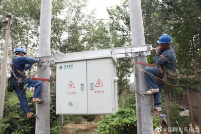 增容新裝200千伏安變壓器1臺(tái)、新立電桿5基、架設(shè)絕緣導(dǎo)線400余米