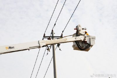 平原縣供電公司在10千伏劉云線32號桿進行帶電作業(yè)