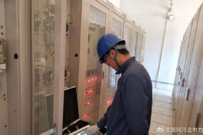 持續(xù)高溫雷雨天，傾盆暴雨嘩嘩下，供電職工檢修忙