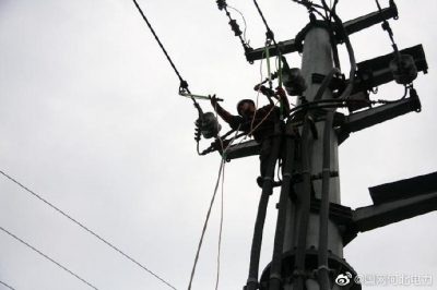 高溫下架設(shè)線路，確保客戶及時(shí)用電