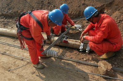 10千伏線路進行更換電桿，強化電網(wǎng)承載能力