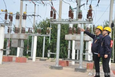 運(yùn)維人員對(duì)變電站設(shè)備進(jìn)行巡視檢查，對(duì)重點(diǎn)設(shè)備開展紅外測(cè)溫