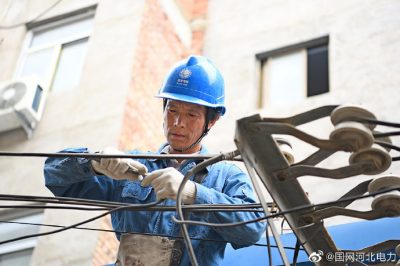 定州市供電公司為用戶更換低壓接戶線，確保電力可靠到戶