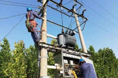 保定市清苑區(qū)供電公司冒高溫開(kāi)展搶修作業(yè)