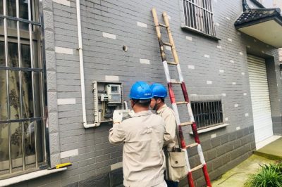 尚湖供電所對冶塘和平18號、華都2號配變等臺區(qū)開關(guān)箱、接戶線、用戶表箱進行巡檢