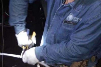 西安供電公司增援搶修因過負(fù)荷桿上出線燒斷，及時恢復(fù)供電