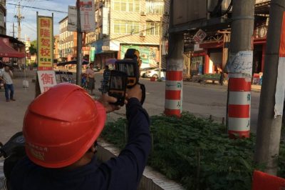 衡山縣供電公司對10千伏新橋線進行測溫測負為設(shè)備做好體檢