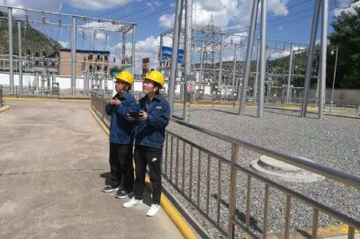 延安供電公司在110千伏安塞變、吳起變開展利用無人機排查線夾隱患