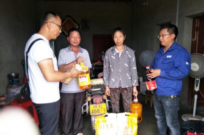 為結對幫扶的瀘縣喻寺鎮(zhèn)齊心村8戶建檔立卡貧困戶送去“愛心羊羔”