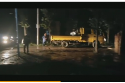 平原縣供電公司搶修因大風暴雨導(dǎo)致變壓器被異物砸壞