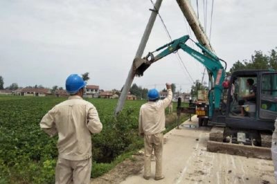 沛縣供電公司搶修胡寨鎮(zhèn)105#胡寨東線(xiàn)中閘村發(fā)生傾斜的8根電桿