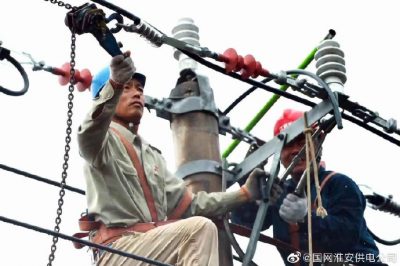 盱眙縣供電公司冒雨搶修10千伏179加油站線2號桿遭雷擊后B相及C相導線同時斷落