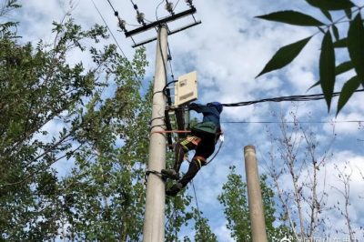 利津縣供電公司員工到北宋供電所大牛臺(tái)區(qū)開展隱患消缺工作