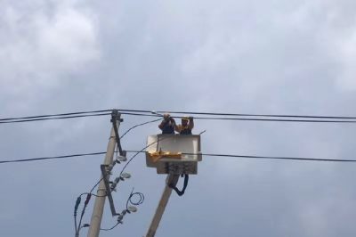 35千伏兩城站10千伏兩西線53號(hào)桿進(jìn)行配變帶電接火