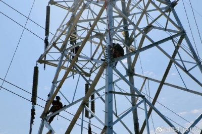 新建南蘇220千伏線路工程川法線進行A12桿塔組立