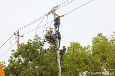 天目湖鎮(zhèn)10千伏水庫線13號桿處開展配網(wǎng)施工與安裝柱上開關