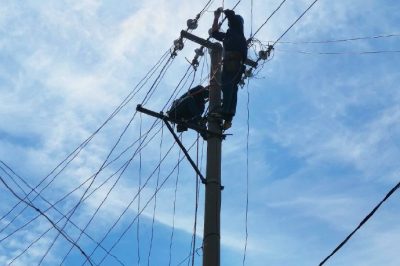 配變末端進行耐張搭接和直線開耐張，完成線路切割