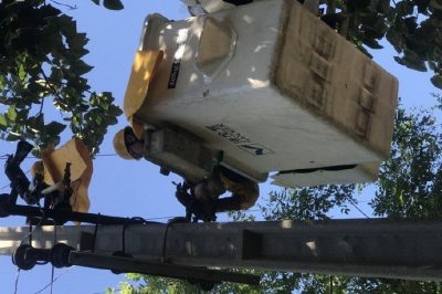 臨潼區(qū)供電公司對(duì)負(fù)荷過高的10千伏絲具進(jìn)行逐步不停電作業(yè)