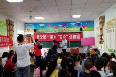 資陽供電公司在文龍小學(xué)開展安全進(jìn)校園活動(dòng)