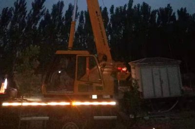 高青縣供電公司連夜安裝臨時(shí)箱變