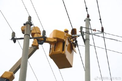 濟南市長清區(qū)馬山鎮(zhèn)龍鳳村-東褚村兩處新建農網改造工程進行帶電接火