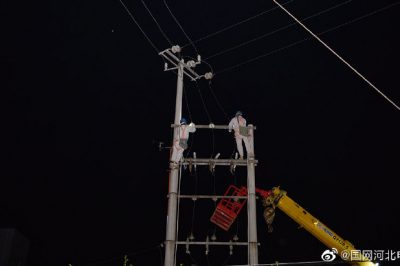 深夜零點(diǎn)對10千伏獻(xiàn)工線路拆除導(dǎo)線 配變 架設(shè)導(dǎo)線