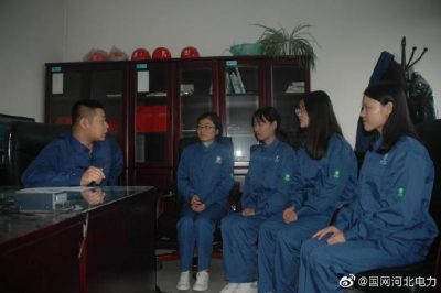 2019年新入職的4名青年員工虛心向電力調(diào)度控制中心主任請(qǐng)教咨詢