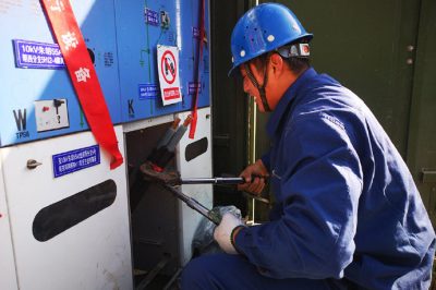 10千伏朱胡55A2線博愛(ài)家園分支制作電纜頭