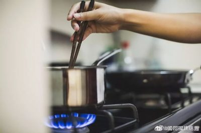 燃?xì)庠畎l(fā)生意外時(shí)，嚴(yán)禁打開任何電器