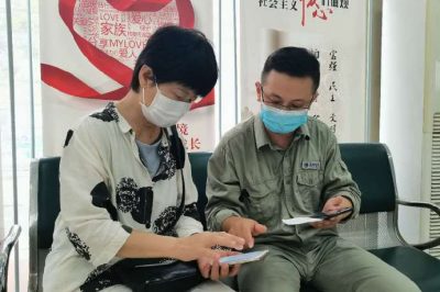 電力小哥也管“修手機”？分外事也是一片心