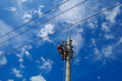 架設(shè)千余米導線為貧困戶供電