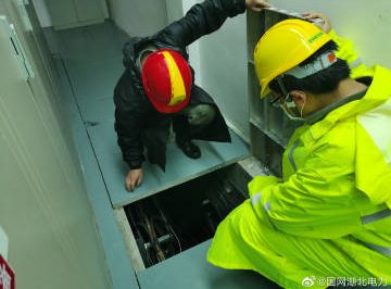 暴雨來(lái)襲，他們走進(jìn)雨中，確保安全生產(chǎn)