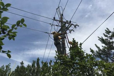 9米桿上帶電作業(yè)，近3米長(zhǎng)、4公斤重的絕緣操作桿