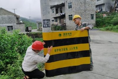 張貼防撞標(biāo)識提升電力電桿的安全性能