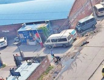 有人高壓線下施工觸電，居民救援“往身上澆水”……這是幫倒忙！