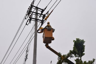 完成帶負(fù)荷直線桿改耐張桿并加裝柱上開關(guān)的作業(yè)任務(wù)