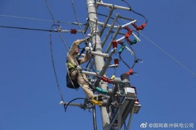 在泰州婦幼保健所工程現(xiàn)場安裝500KVA變壓器1臺及附屬設備