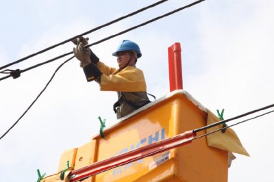 帶電作業(yè)班對安陸南城10千伏金溝線，城區(qū)碧霞一、二回線路開展帶電接火